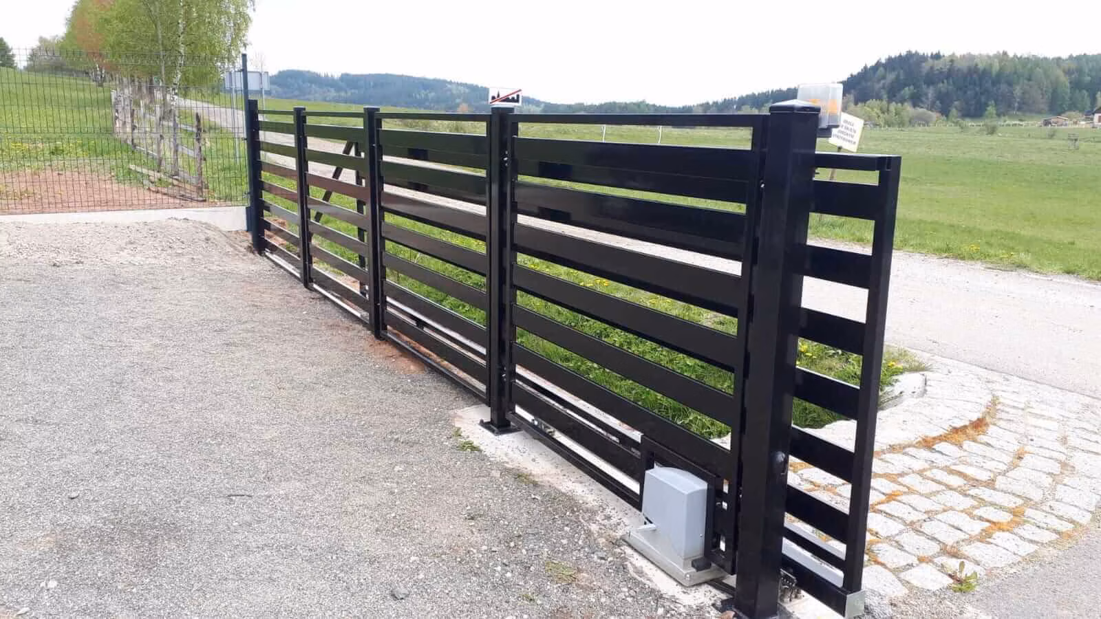 Stylowe ogrodzenie palisadowe z automatyczna brama 02