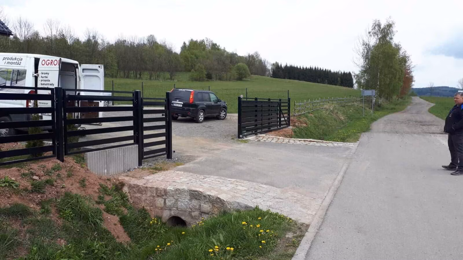 Stylowe ogrodzenie palisadowe z automatyczna brama 03