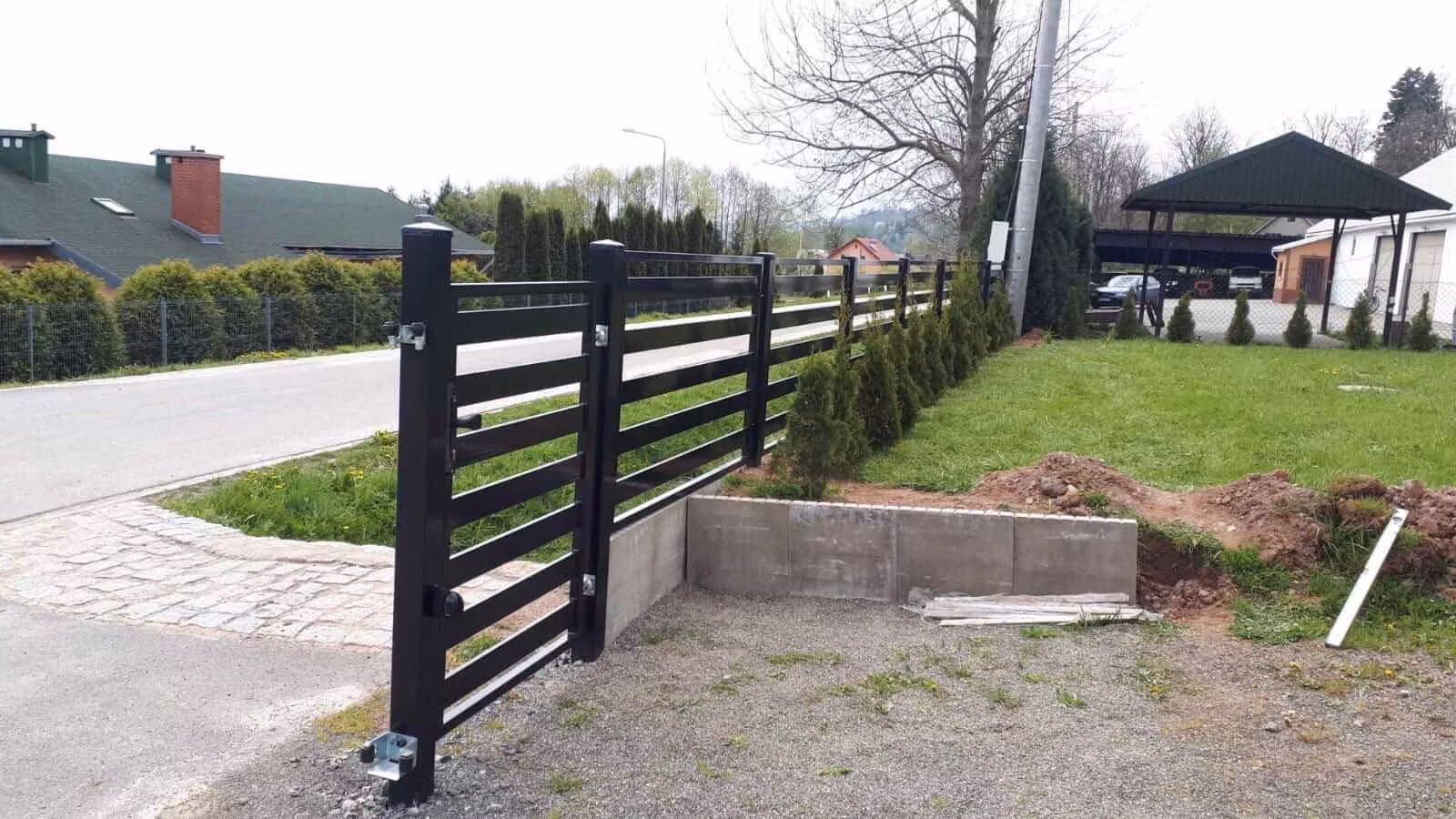 Stylowe ogrodzenie palisadowe z automatyczna brama 04