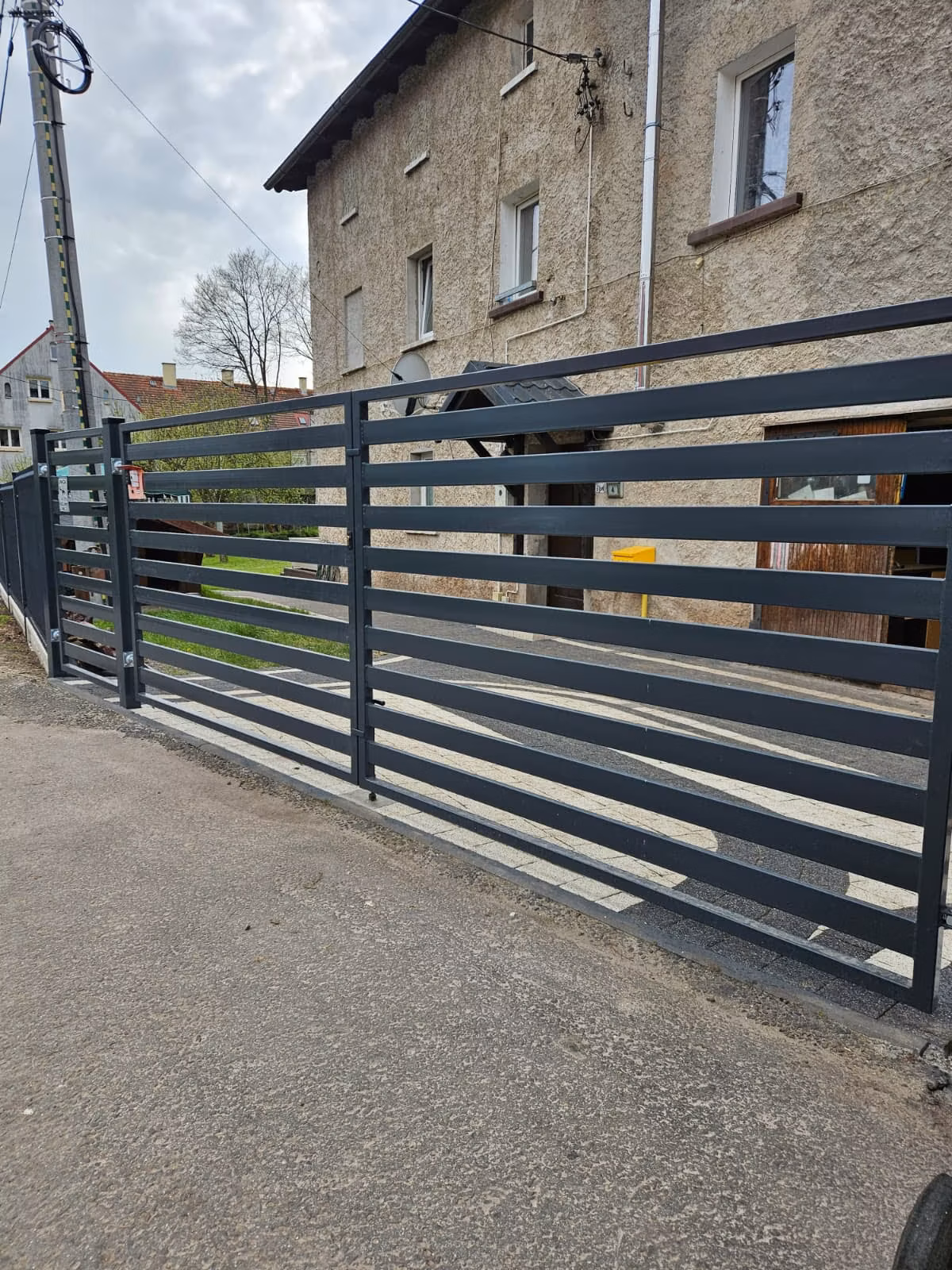 Zabudowa frontowa z brama dwuskrzydłowa naped 01