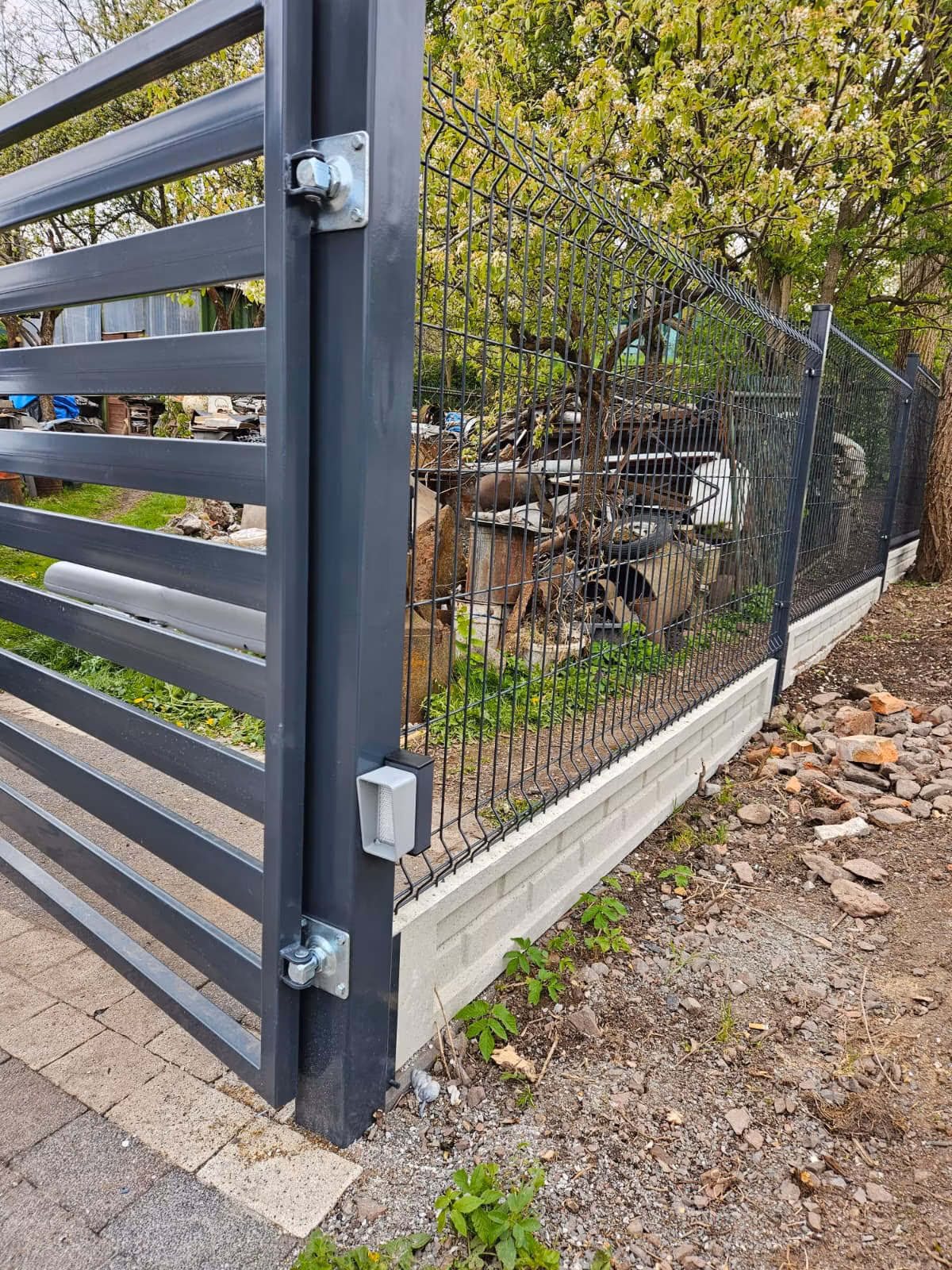 Zabudowa frontowa z brama dwuskrzydłowa naped 04