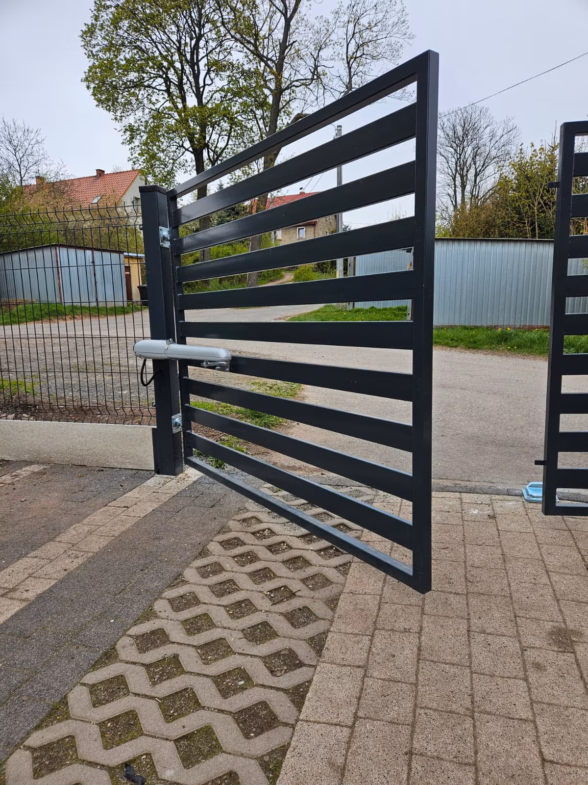 Zabudowa frontowa z brama dwuskrzydłowa naped 06