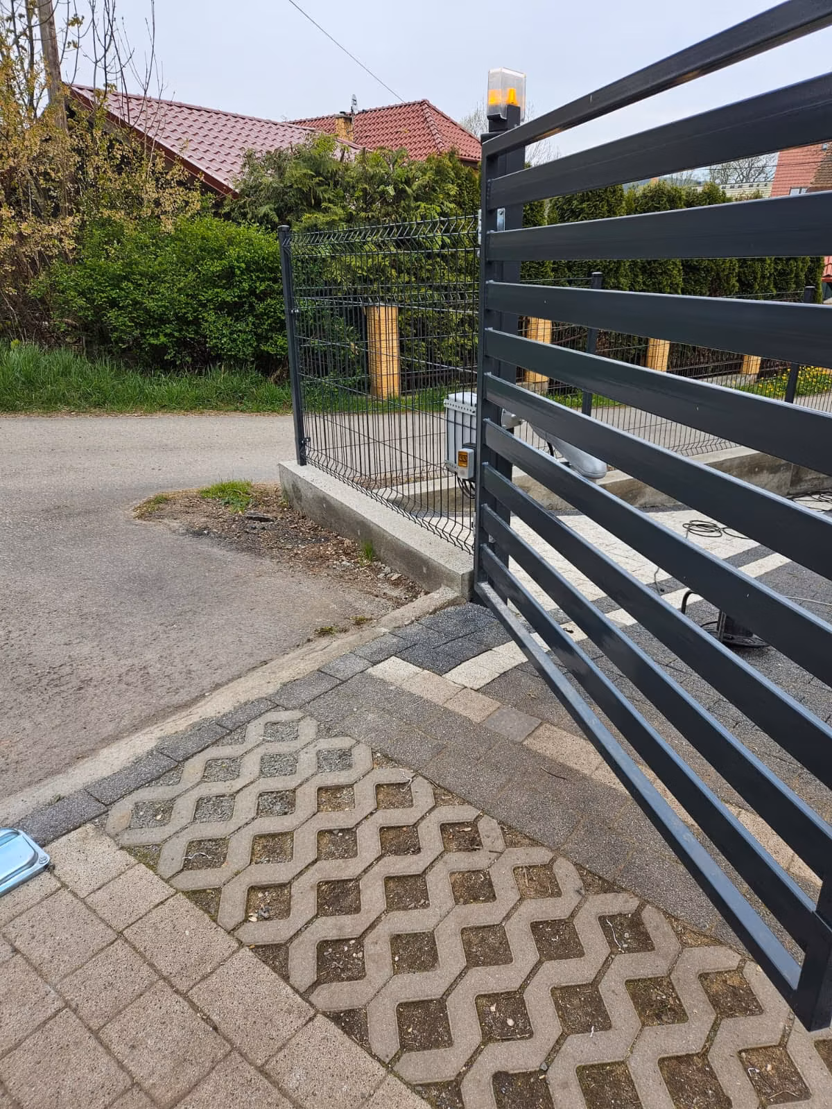 Zabudowa frontowa z brama dwuskrzydłowa naped 07